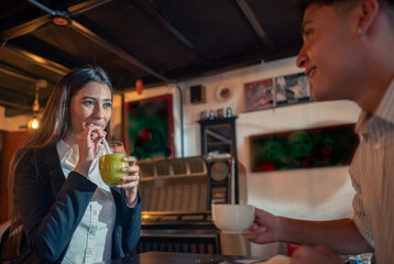 Couple of friends take natural drinks in a public establishment in the city.