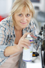 cleaning and oiling a bicycle chain and gear with oil