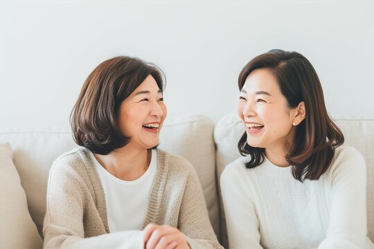 自宅のソファで談笑する日本人女性（友達・家族・女子会）