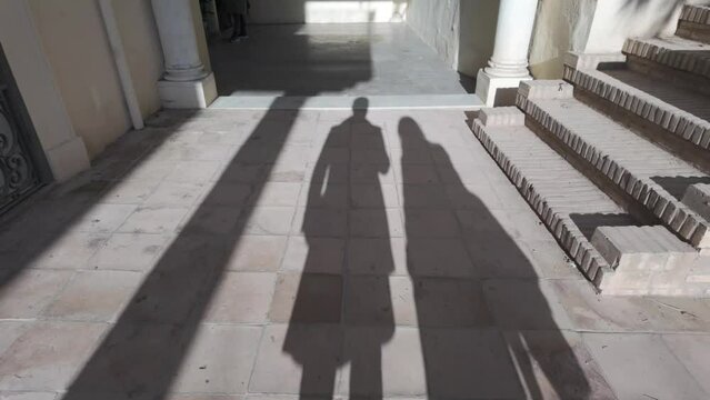 sombras de personas paseando 