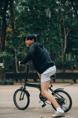 Obraz premium Handsome happy young man with bicycle on a city street, Active lifestyle, people concept