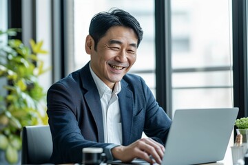 パソコンに向かって笑う年配の日本人男性（打ち合わせ・商談・リモート会議） - obrazy, fototapety, plakaty