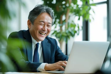 Fotobehang パソコンに向かって笑う年配の日本人男性（打ち合わせ・商談・リモート会議） © Maki_Japan