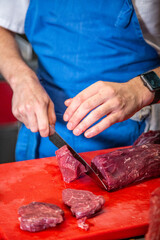 Chef corta atún rojo fresco salvaje en lomos para hacer tataki y sushi de atún rojo delicioso...