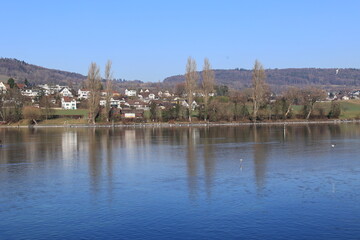 Fototapeta premium Blick von der Insel Werd auf die Stadt Stein am Rhein in der Schweiz