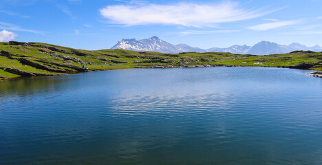 Fototapeta na wymiar Le Lac Lérié sur le Plateau d'Emparis avec une vue magnifique sur les Alpes