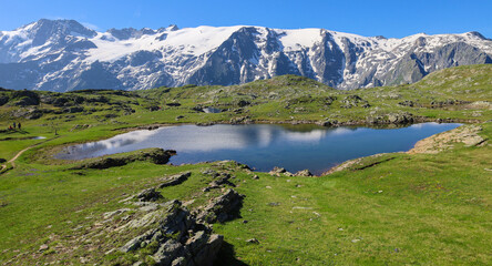 Lac Alpin Dans Les Alpes