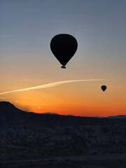 Siluetas de globos aerostáticos durante el amanecer en medio oriente