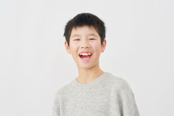11歳の小学生の男の子のポートレート　白背景　カメラ目線