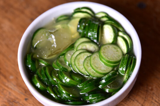 raw jil&oacute; cut into slices with salt water and ice