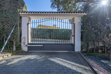 Garage format metal portal on the perimeter