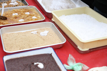 つきたての餅に具材を絡める様子