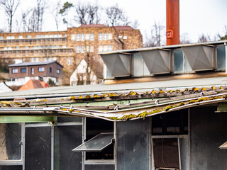 Baufälliges Dach einer alten Fabrik