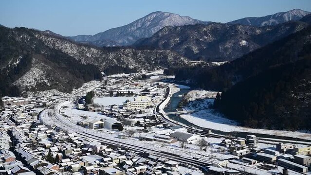 雪の今庄駅を通過する特急サンダーバード （北陸本線 今庄, 2024年1月）