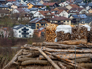 Brennholz in Körben gelagert