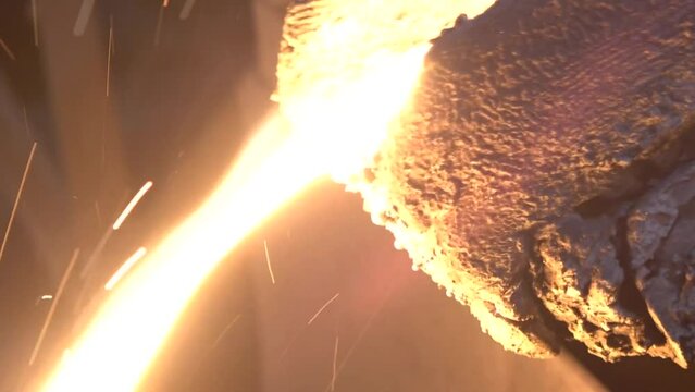 깨진 쇳조각을 넣고 녹이며 쇳물을 만들어 전용그릇에 따르는 모습