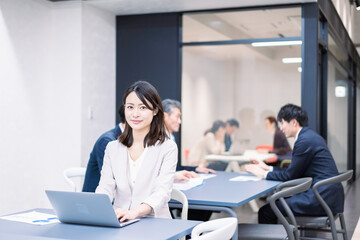 シェアオフィスでデスクワークをするキャリアウーマン