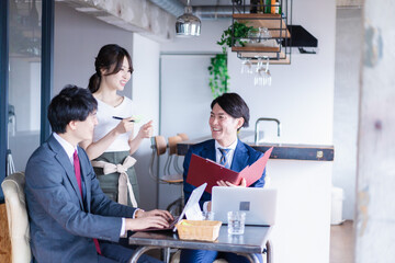 オーダーを確認するレストランスタッフの女性