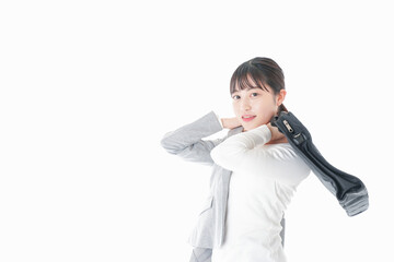 外回り営業をする若いキャリアウーマン