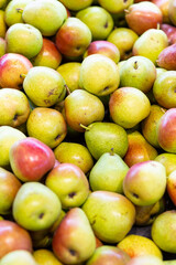 Closeup of a tray of pears at a farmer's market.