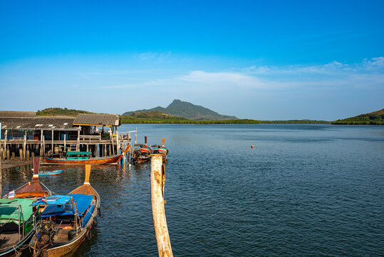 Ban Ko Jum Pier is the arrival and departure point for the islands of Ko Phi Phi and Ko Lanta. The ferry to Krabi also docks here