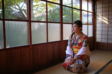 woman dress with Kimono and sit as the seiza pose, the formal, traditional way of sitting in Japan - 725184362