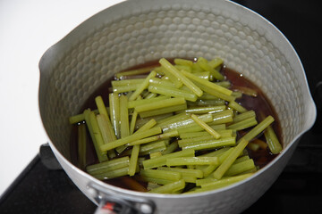 ふきの佃煮を作る様子