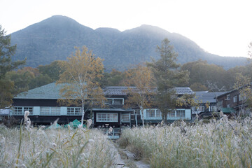 霜が降りた朝の彌四郎小屋と燧ヶ岳