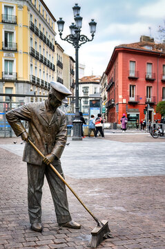 Statue of a Street Sweeper (2006) in Plaza de Jacinto Benavente, Madrid, Spain