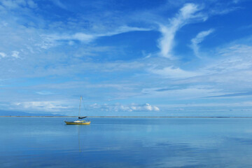 入江に佇むヨット