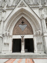 Entrada Basílica del Voto Nacional Quito Ecuador - Estatua Juan Pablo II
