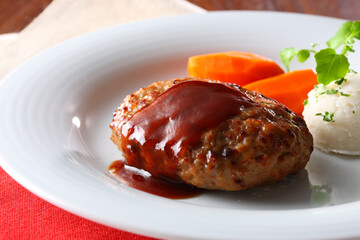 デミグラスソースをかけたハンバーグ