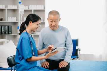 Obraz premium Senior Doctor discussing treatment with male patient talking and laughing sitting on examination bed