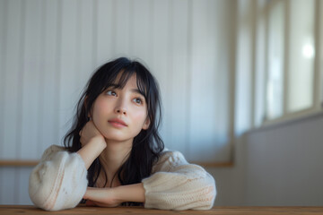 頬杖をついて悩んでいる女性のポートレート