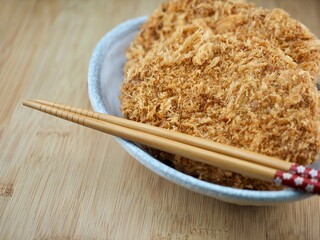 일본식 돈까스 2개와 나무 젓가락