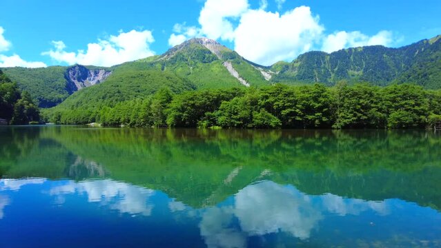 長野県上高地の大正池付近の夏風景  梓川と焼岳 4K  2023年8月29日