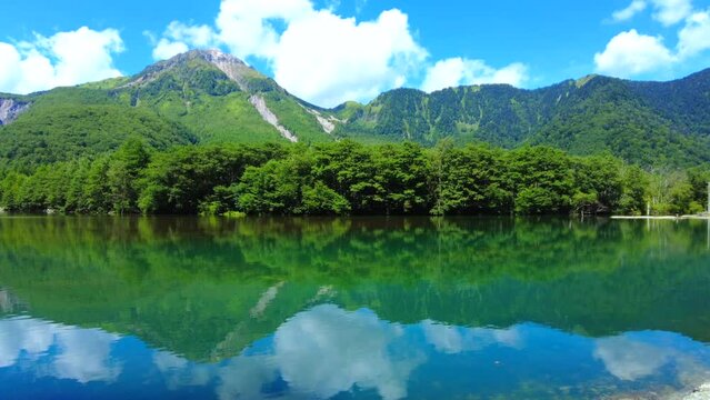 長野県上高地の大正池付近の夏風景のパンショット  梓川と焼岳 4K  2023年8月29日