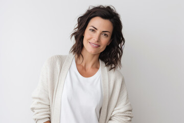 Fototapeta premium Confident woman smiling in casual attire against plain background. Casual fashion and confidence.