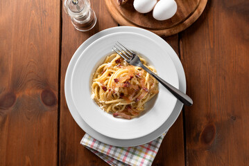 Piatto di deliziosi spaghetti alla carbonara visto dall'alto, ricetta tradizionale romana di pasta...