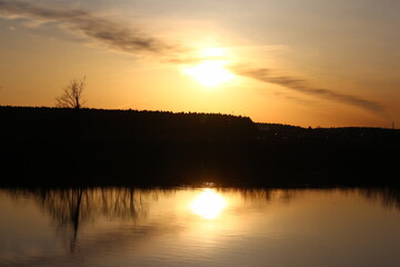 Reflection of the sun on the water during sunset