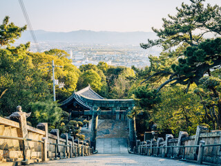 山の上の鳥居　神社　香川県　琴弾八幡宮	