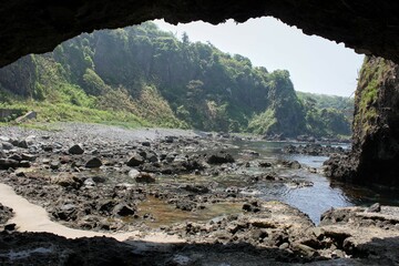 【能登】巌門洞窟から見た岩だらけの海岸