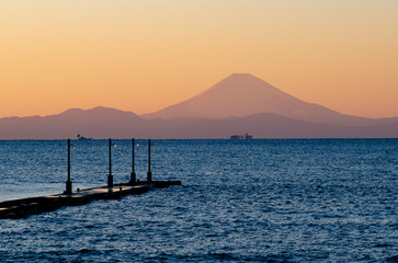 Obraz premium 夕映えの岡本桟橋（現在名・原岡桟橋）と富士山