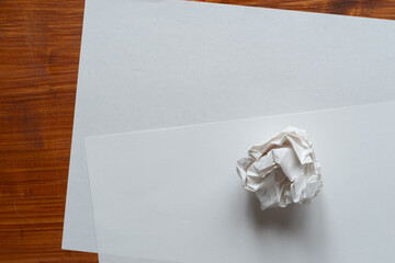 丸めた紙と空白の紙