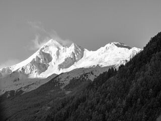 Fototapeta na wymiar Montañas nevadas 
