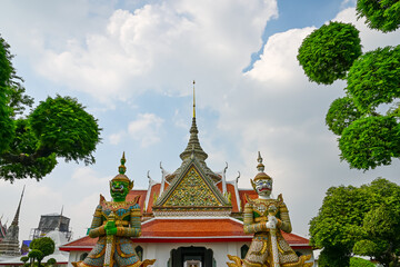 Obraz premium Wat Arun is an important tourist attraction and is also a symbol of Bangkok that tourists from all over the world know. and want to come visit.