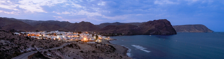 Fotografía del atardecer en la pequeña localidad costera de Las Negras, Andalucía, España. Vista del pequeño pueblo a orillas del Mediterráneo en el Parque Natural del cabo de Gata. © AngelLuis