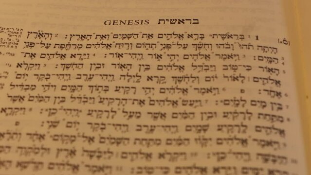 En principio la creaci&oacute;n Dios dijo: que se haga la luz. Este es el relato del G&eacute;nesis. en Hebreo, y en lengua original. 