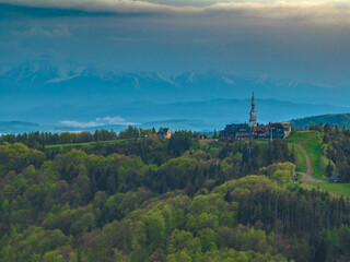 Fototapeta premium Lot nad Pasmem Jaworzyny Krynickiej. Piękne krajobrazy.