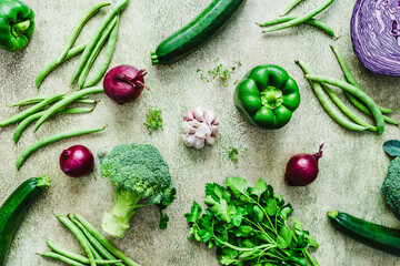 Grünes und violettes Gemüse. Flat lay, gesunde Ernärhung.